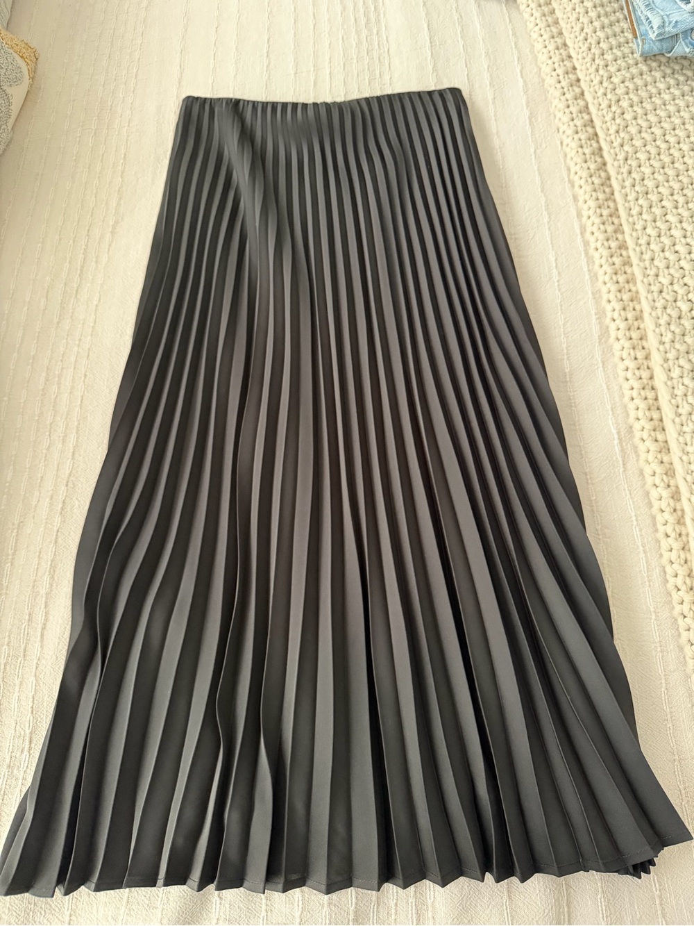 J. Crew Black Pleated Midi Skirt
Length 30
Waist 25/26 - Picture 1 of 4